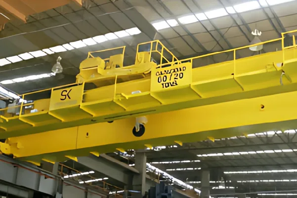 Grúa industrial bipuente amarilla de servicio pesado