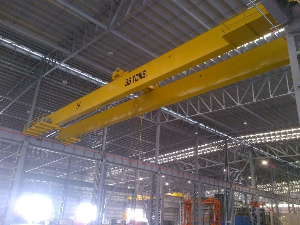 Grúa viajera bipuente de 35 toneladas dentro de una planta industrial