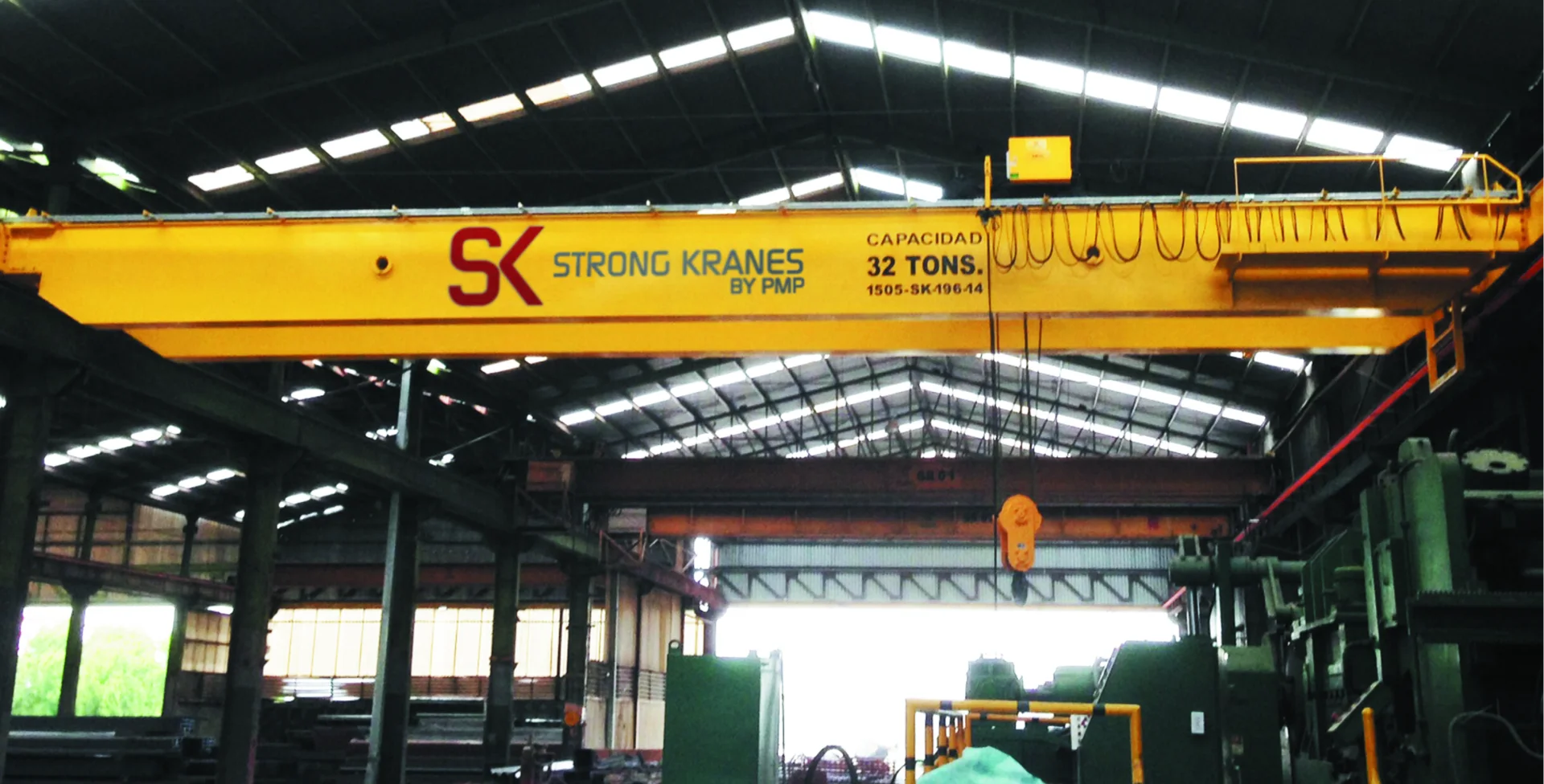Grúa viajera Strong Kranes de 32 toneladas instalada en una nave industrial