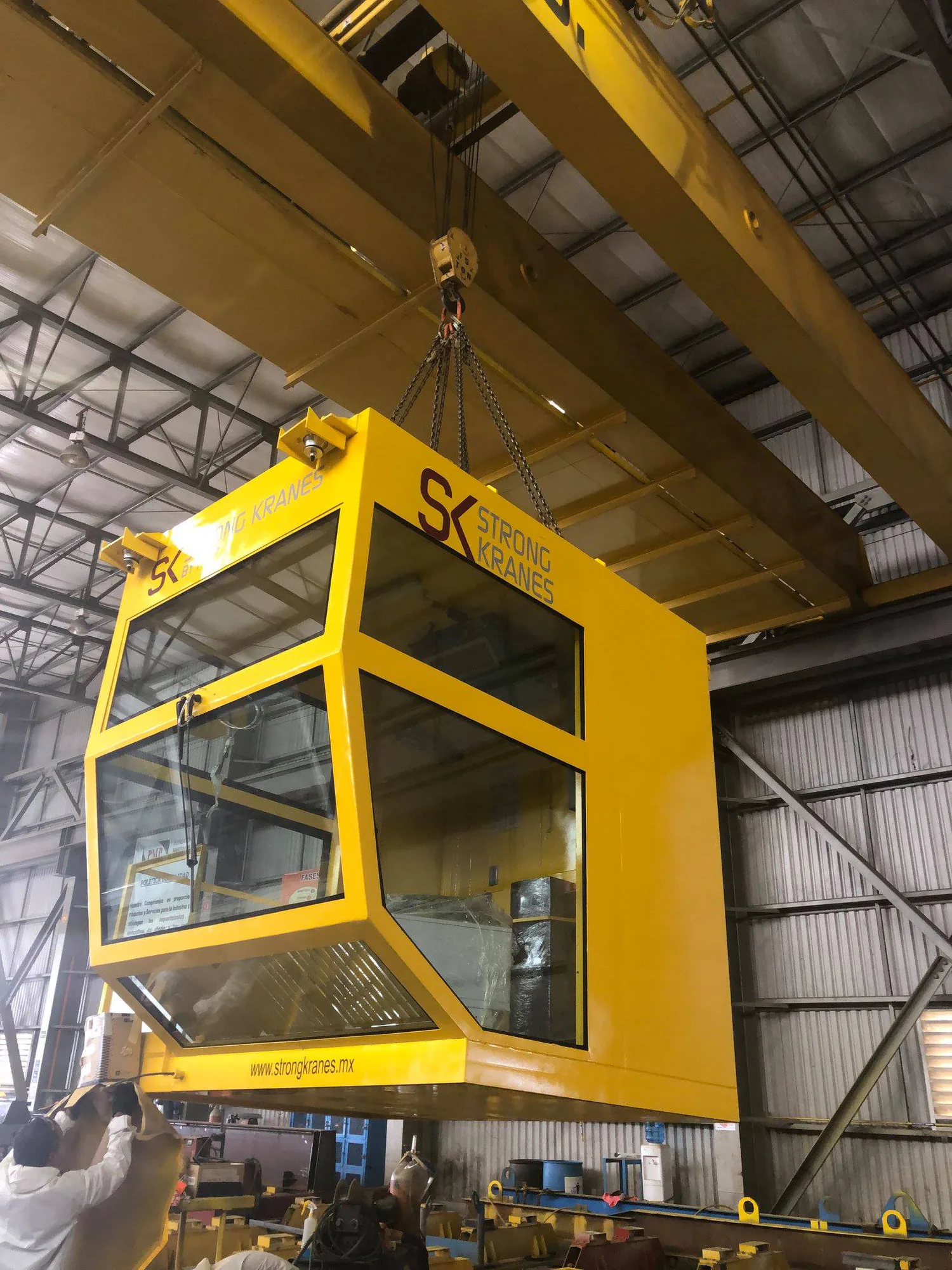 Cabina suspendida de operación Strong Kranes instalada bajo una grúa viajera