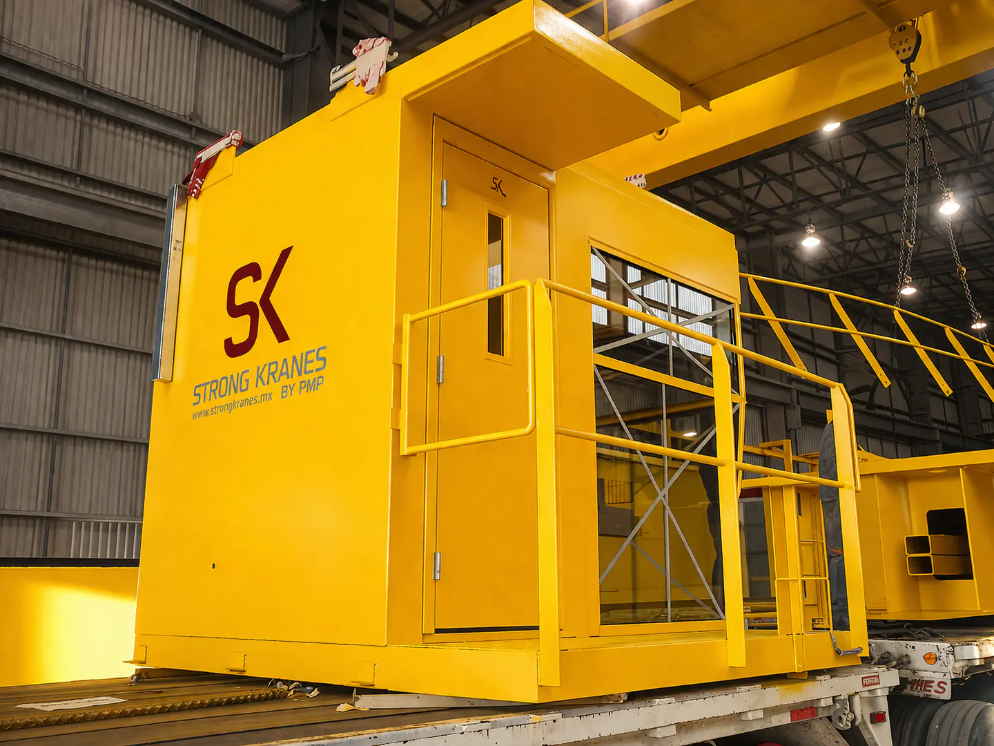 Cabina amarilla de operación Strong Kranes con ventanales y pasarela para grúa industrial