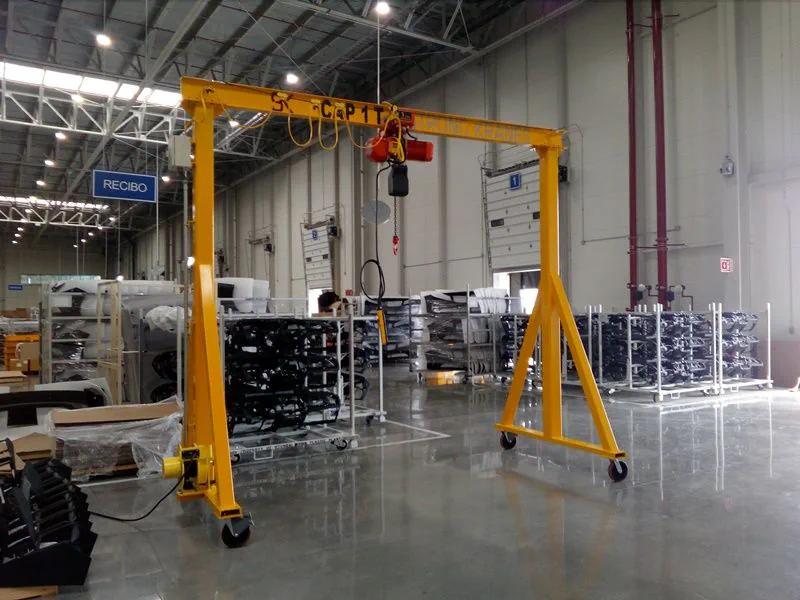 Grúa Gantry portátil Strong Kranes de una tonelada dentro de una planta industrial