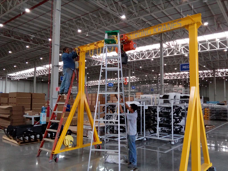 Grúa Gantry portátil Strong Kranes de dos patas instalada en un área de producción