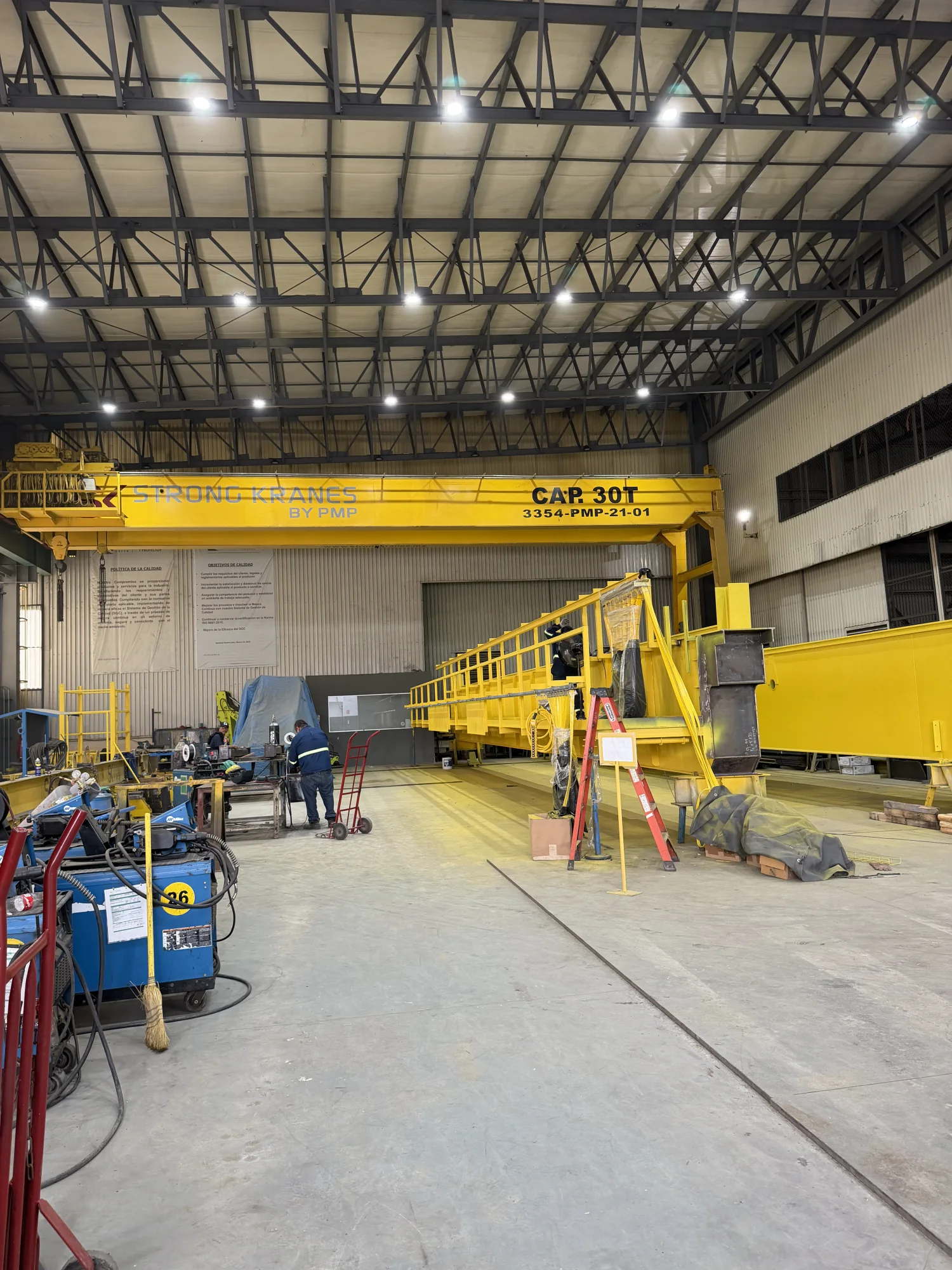 Grúa semigantry Strong Kranes de 30 toneladas durante su fabricación dentro del taller