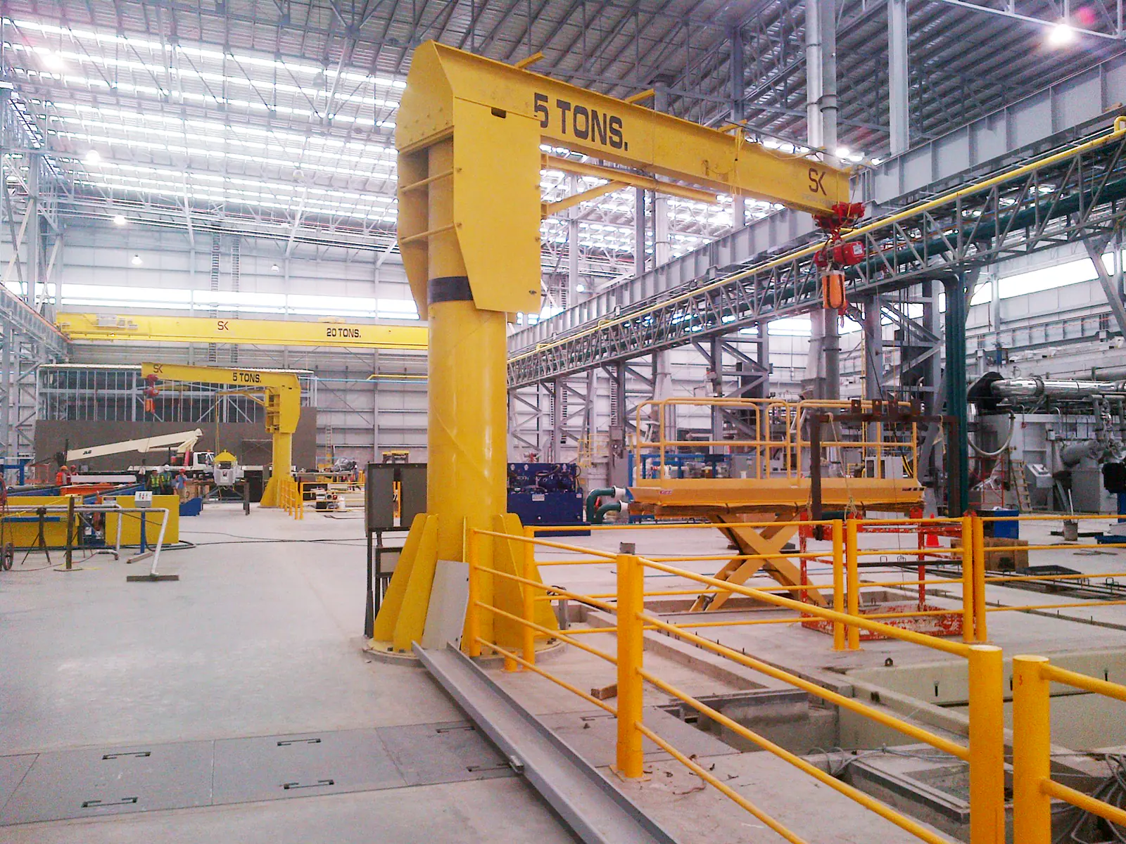 Grúa tipo bandera amarilla de 5 toneladas instalada en una planta industrial