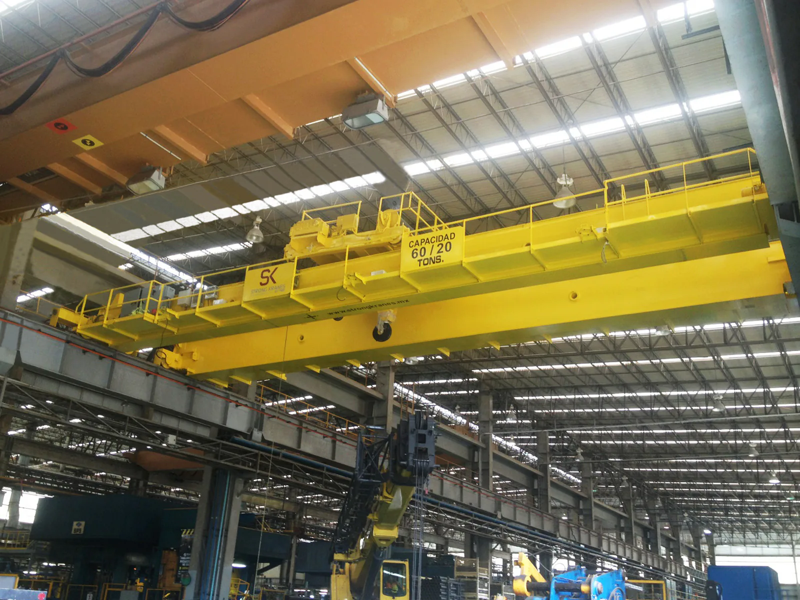 Grúa viajera bipuente Strong Kranes de 20 toneladas instalada sobre una línea industrial