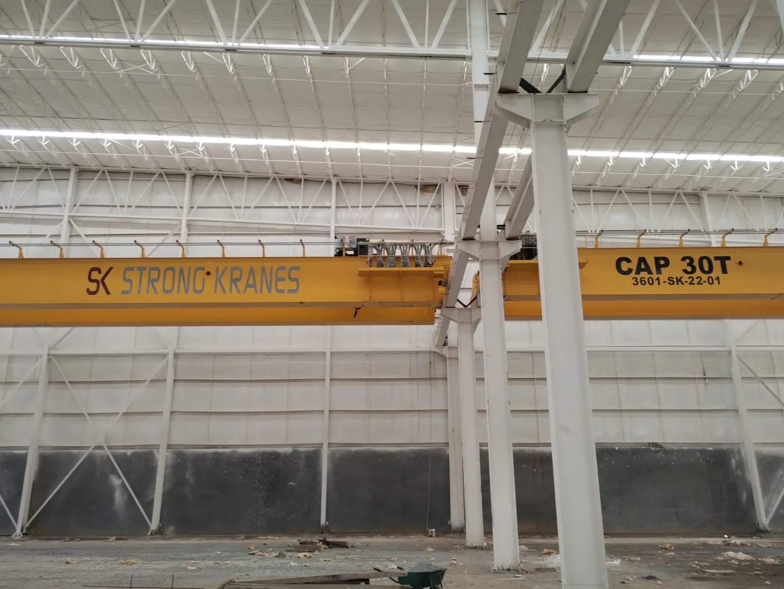 Grúa viajera bipuente de 30 toneladas instalada en una nave industrial