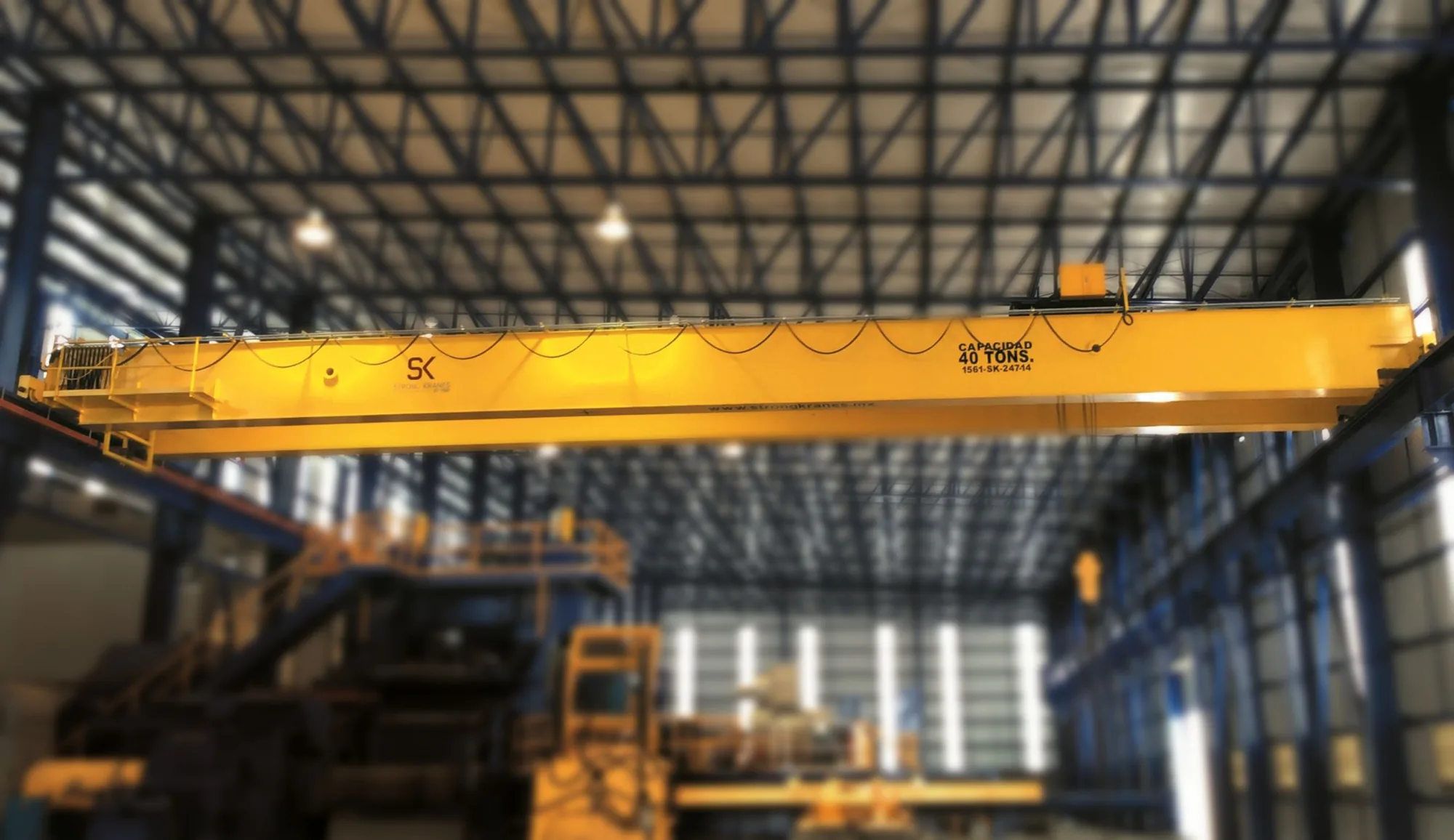 Grúa viajera bipuente de 40 toneladas instalada en una nave industrial