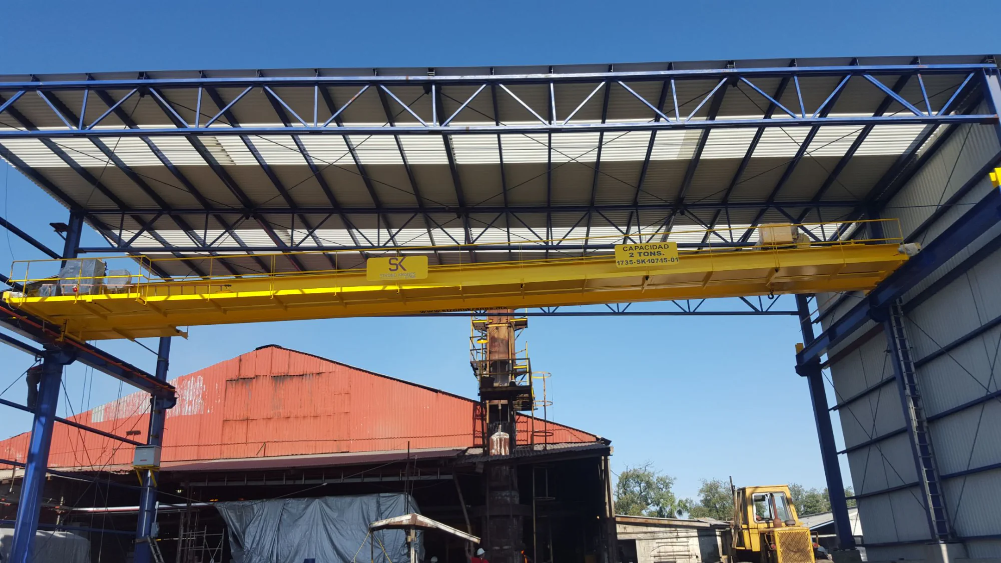 Grúa viajera bipuente Strong Kranes de 2 toneladas instalada en un patio industrial exterior