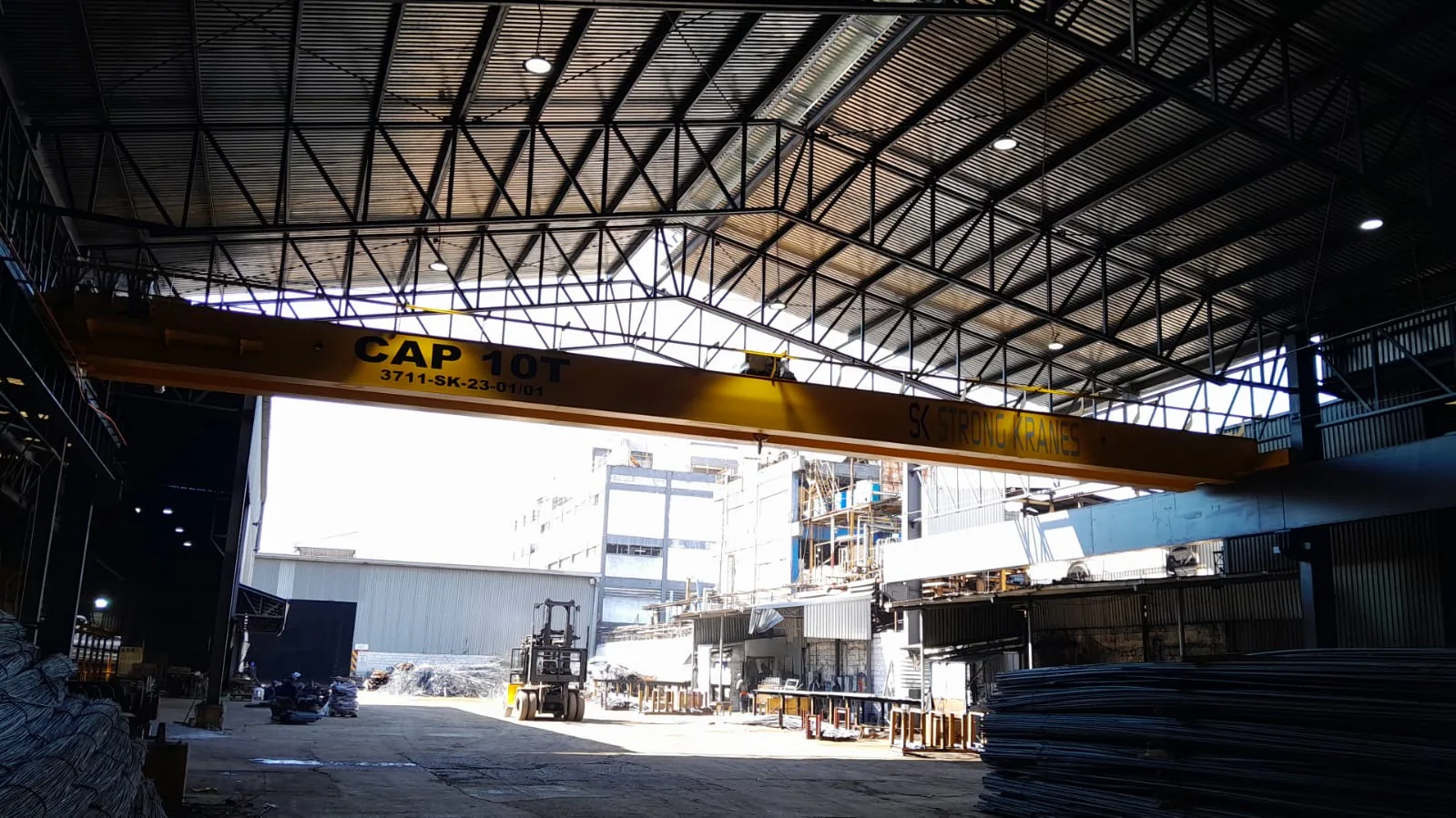 Grúa viajera bipuente de 10 toneladas instalada en una nave industrial