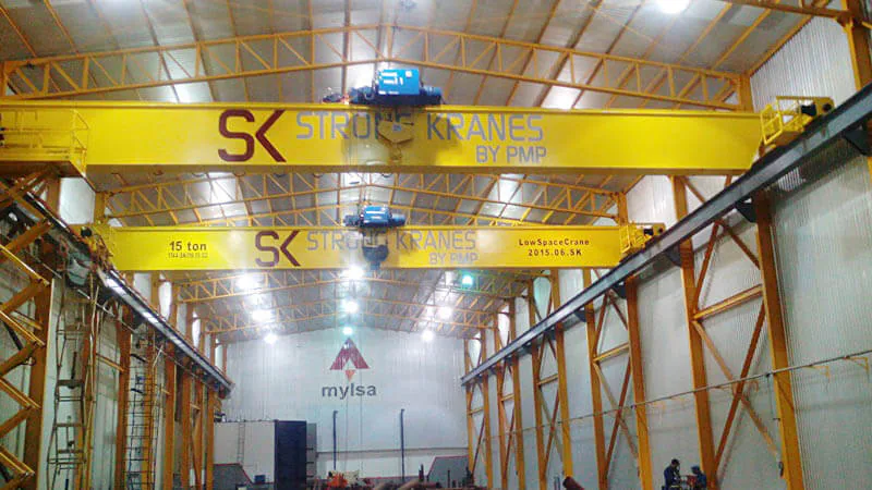 Dos grúas viajeras monopuente Strong Kranes instaladas en una nave industrial