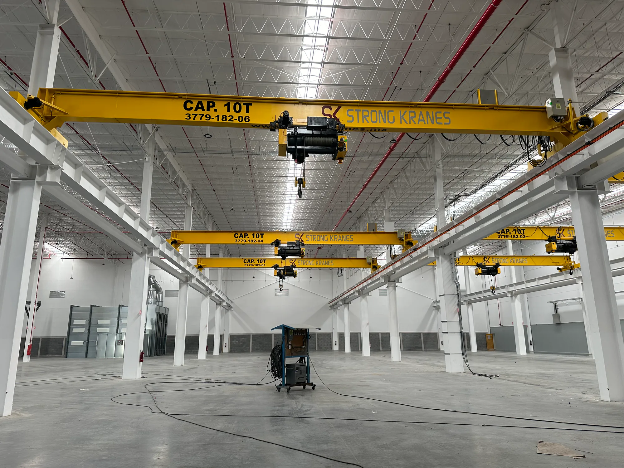 Grúa viajera monopuente Strong Kranes de 10 toneladas instalada en una nave industrial nueva