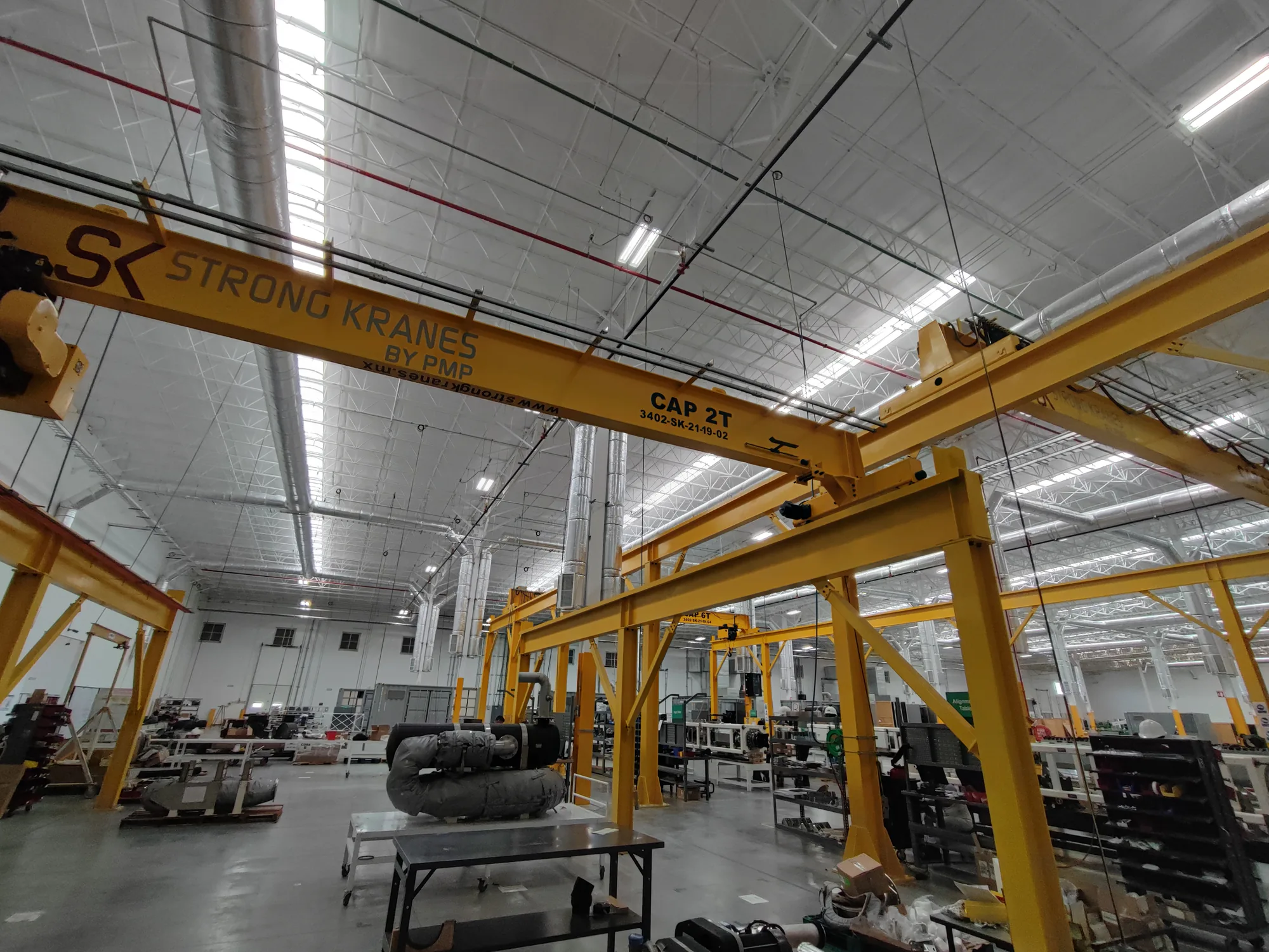 Grúa viajera monopuente Strong Kranes sobre una estructura autoportante en una planta industrial