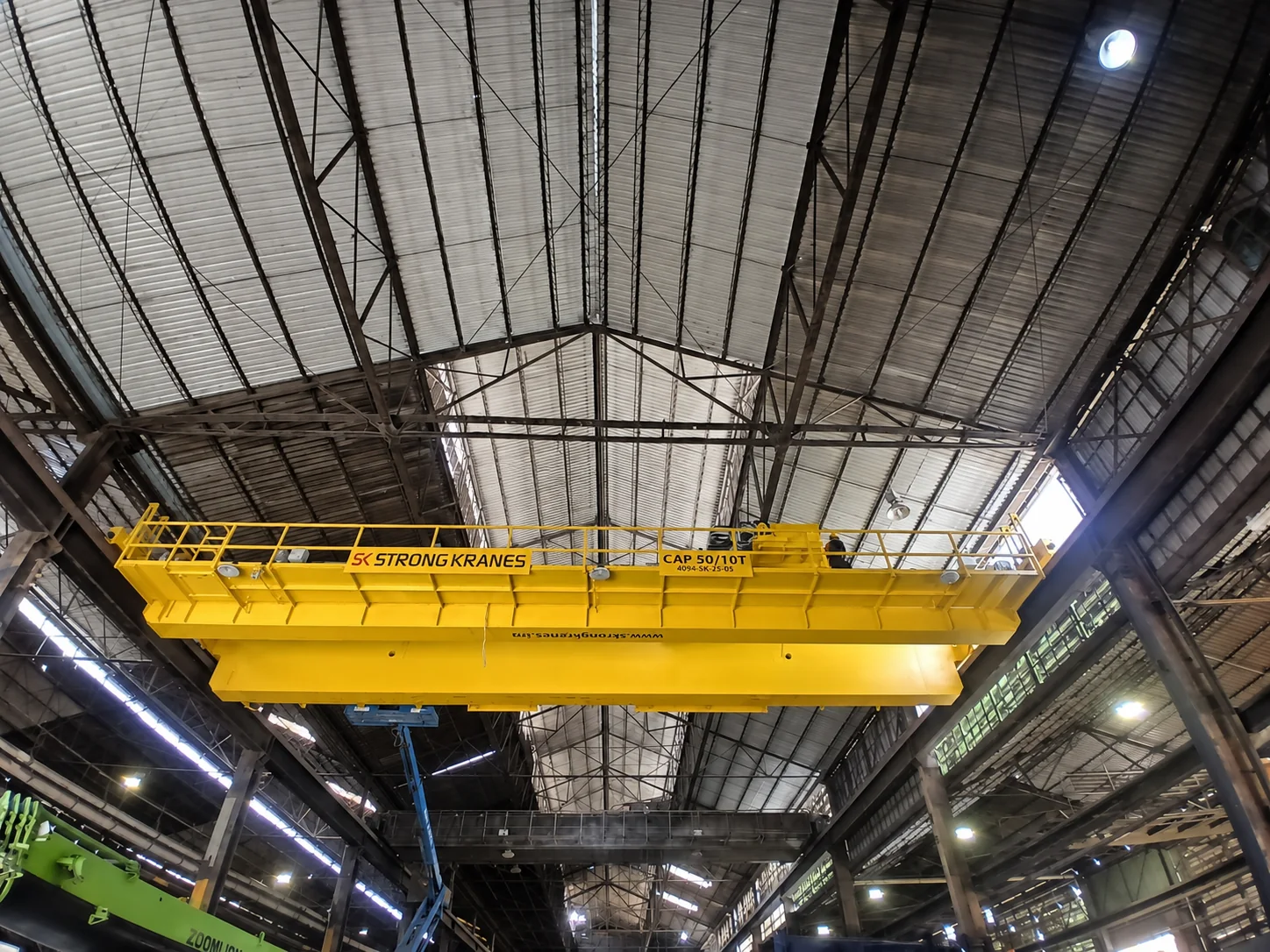Grúa viajera especial bipuente Strong Kranes de 50 y 10 toneladas instalada en una nave industrial