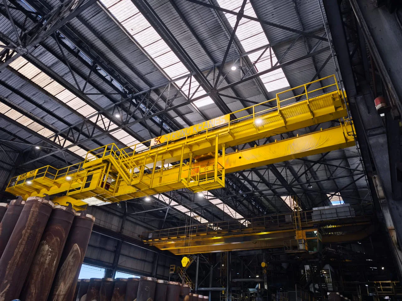 Grúa especial amarilla de servicio pesado instalada sobre una línea industrial