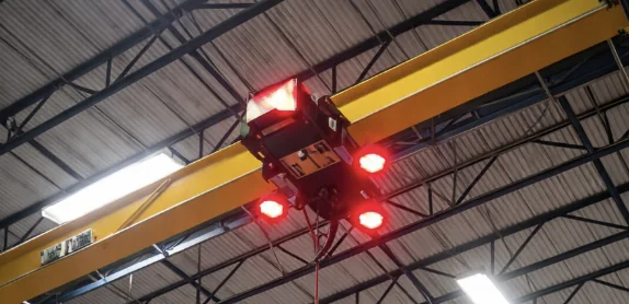Conjunto de cuatro luces LED rojas instalado en el carro de una grúa viajera