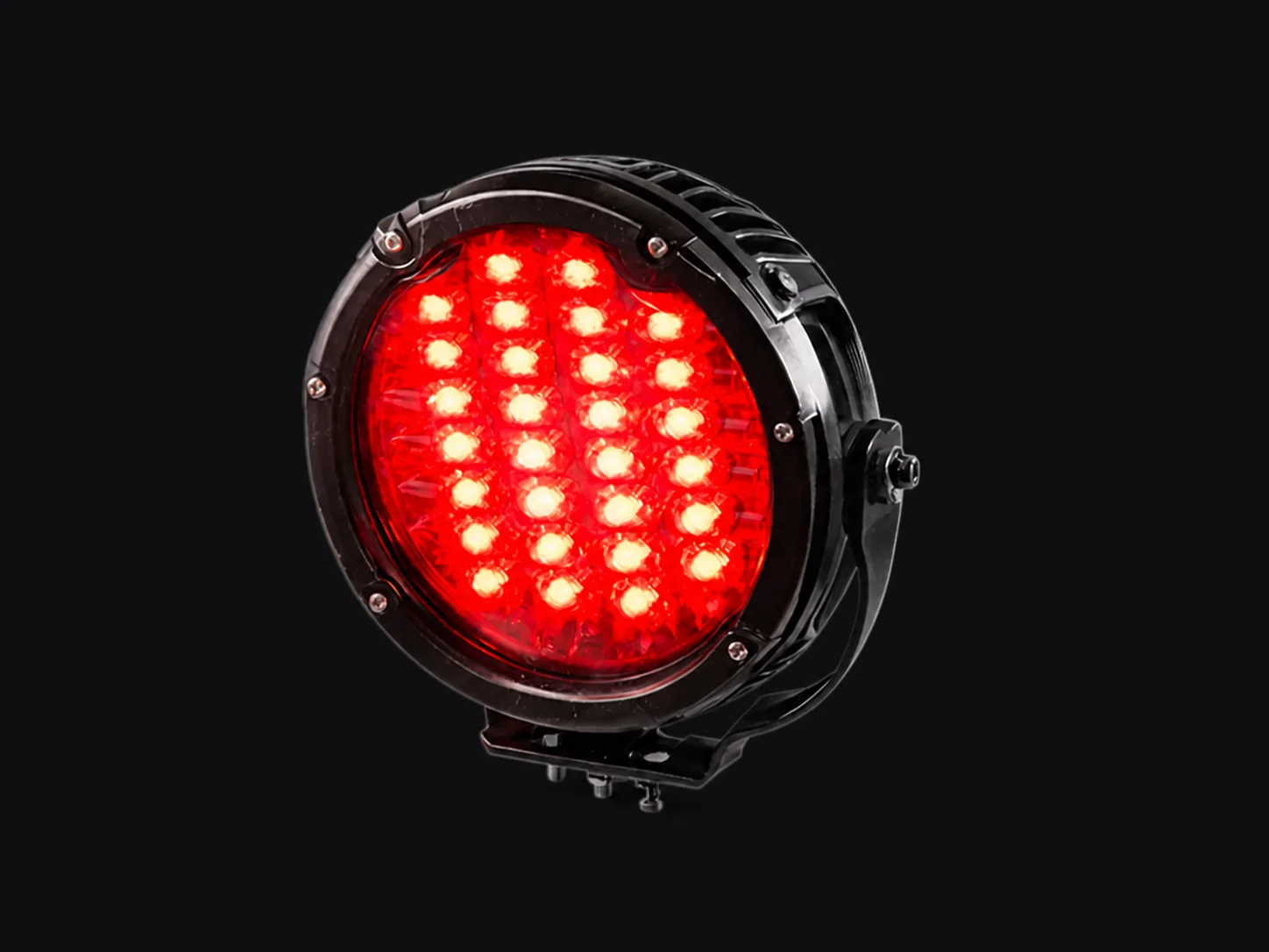 Luz LED roja Strong Kranes para señalización de seguridad en grúas viajeras sobre fondo oscuro