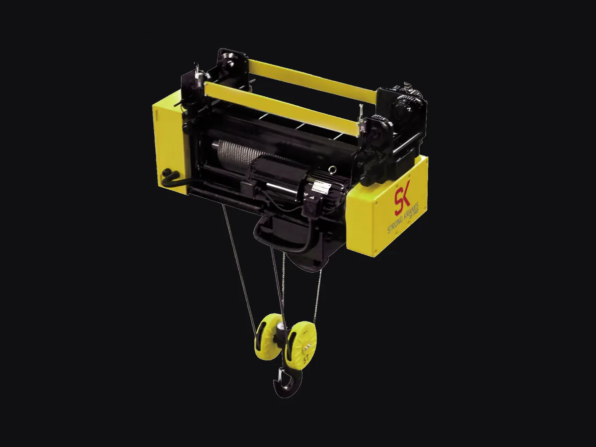 Malacate eléctrico amarillo y negro Strong Kranes con cable y gancho de izaje