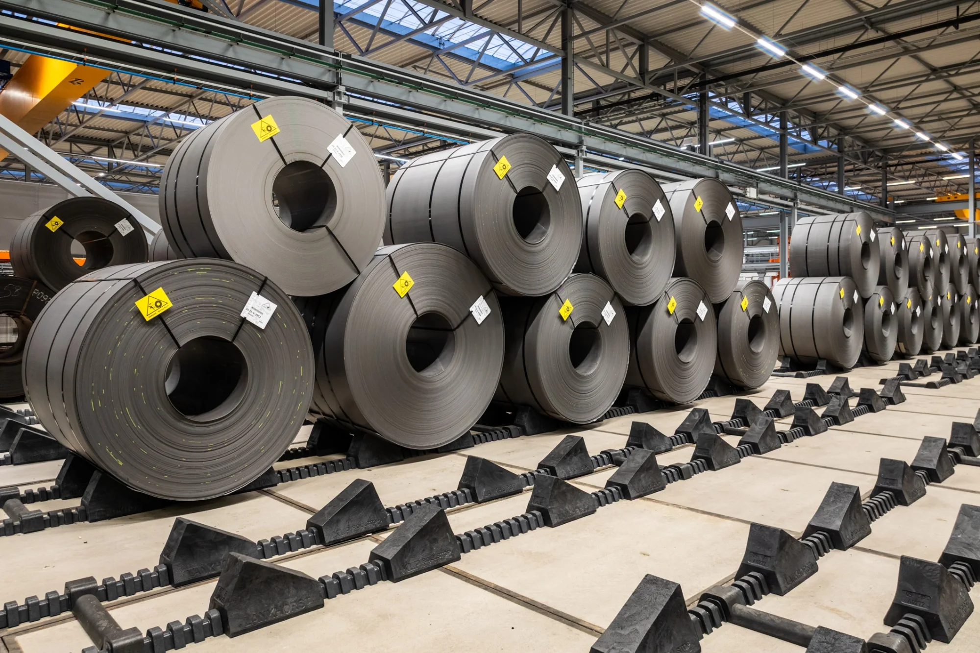 Bobinas de acero apoyadas sobre un sistema modular Lankhorst RollStop dentro de una planta